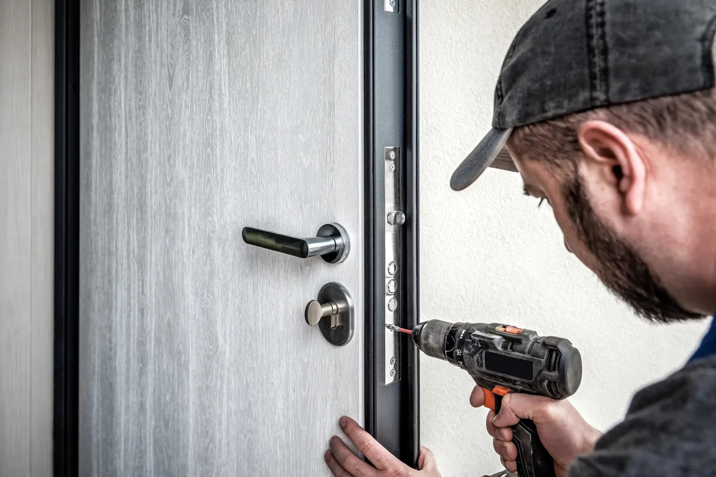Pose soignée d'un bloc-porte blindé sur une porte palière d'immeuble bourgeois du 16e