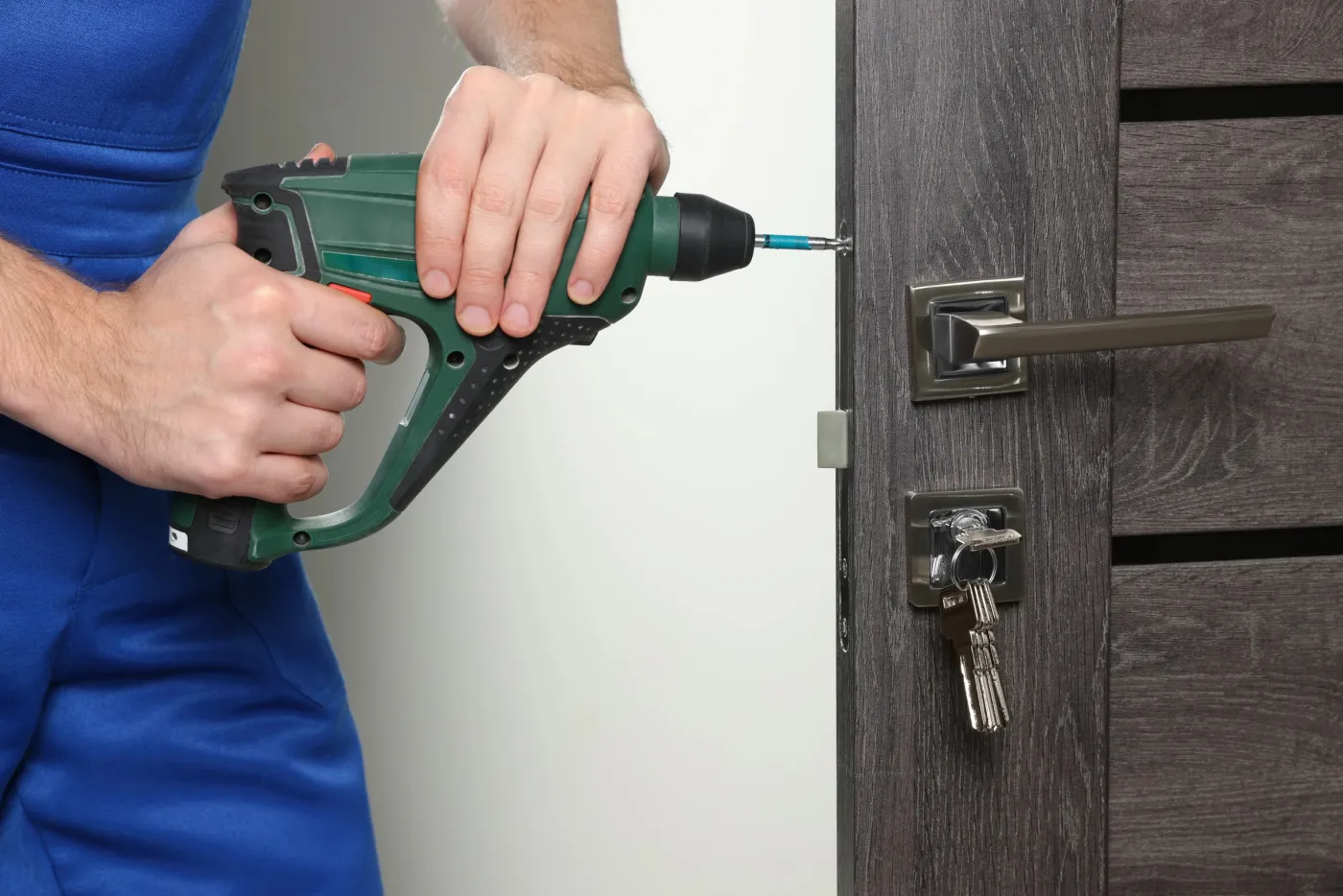 Réglage minutieux d'une serrure de sûreté sur une porte d'appartement bourgeois du 16e